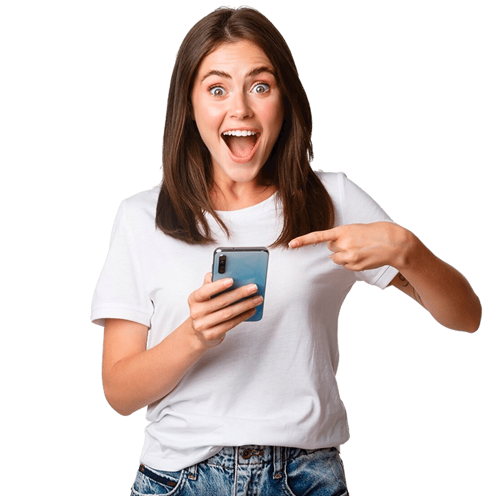 Mulher sorrindo e segurando smartphone
